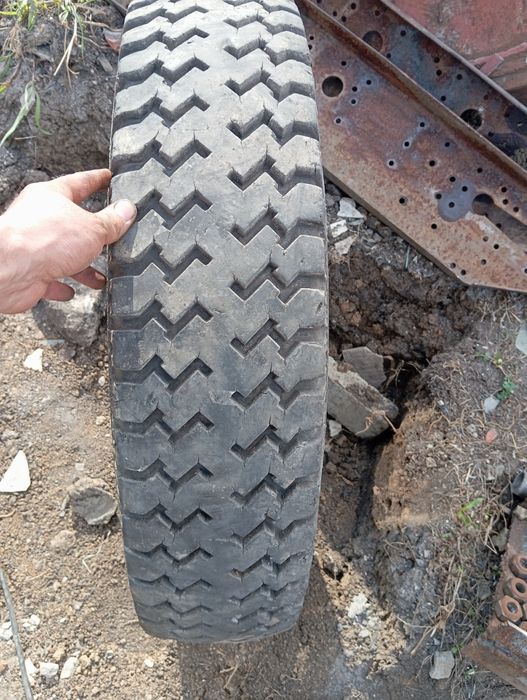 Шина в комплекте 8.25R20