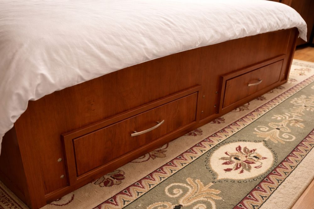 Кровать с ящиками (отличное состояние) + стол и ТВ в подарок