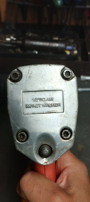 Продавам пневматичен ударен гайковерт