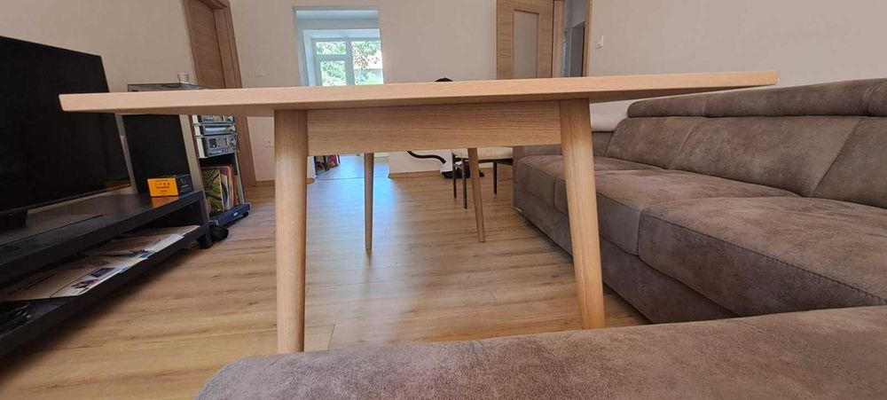 Масивна трапезна маса