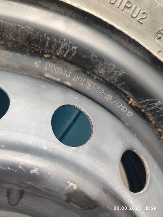 Шины с дисками и колпаками