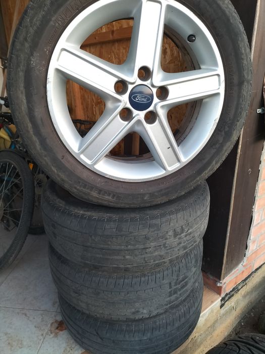 Vând  patru genți de aluminiu.