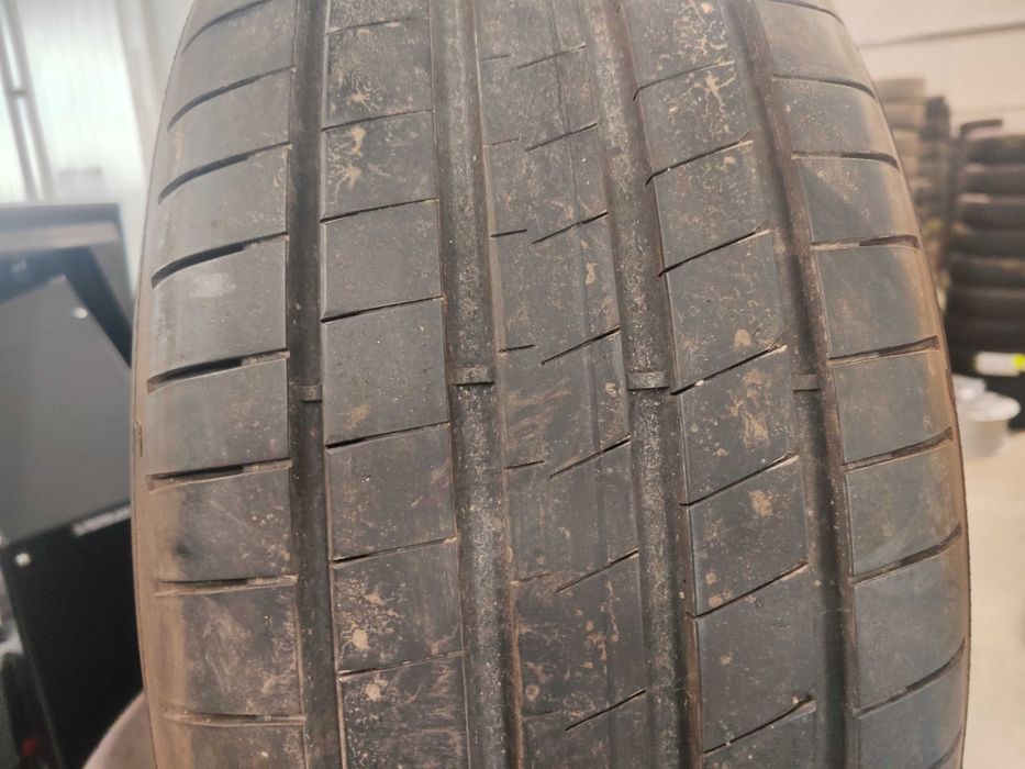 2бр. летни гуми 235/45/19 Goodyear