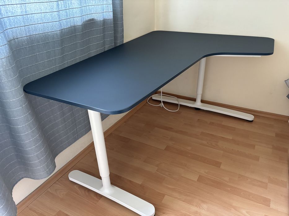 Ъглово офис бюро с регулиране на височината IKEA BEKANT с мрежа отдолу