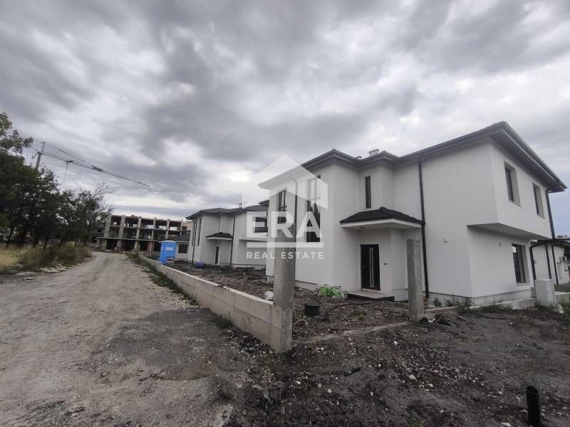 Готови еднофамилни двуетажни къщи в затворен комплекс в кв. ,,Младежки