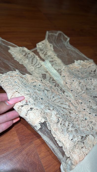 Рокля Мегз с дантела и камъни