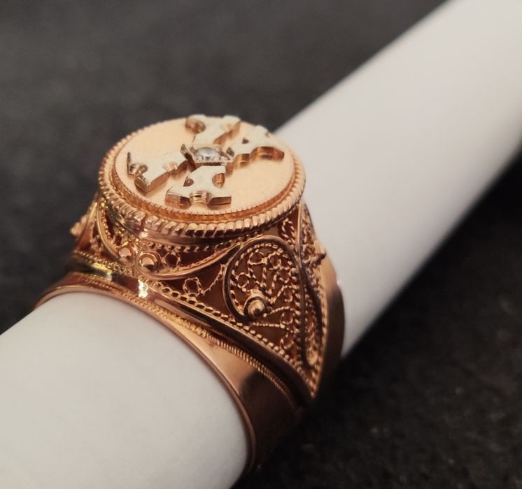 Золотое кольцо с бриллиантом