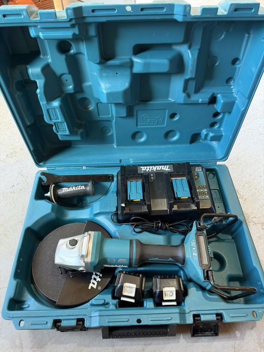 Makita DGA900 230mm