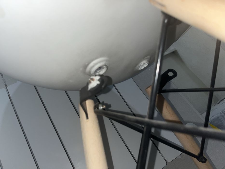 Стулья белые с деревянными ножками