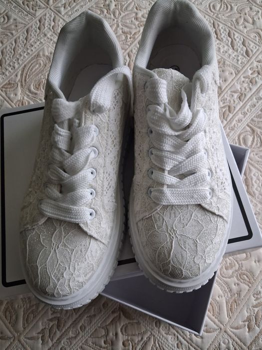 Стилни бели обувки