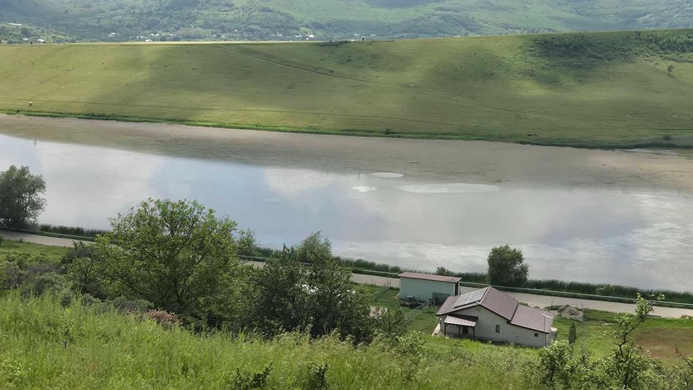 Doar doua disponibile . Plata in 3 luni pentru teren cu vedere catre lac