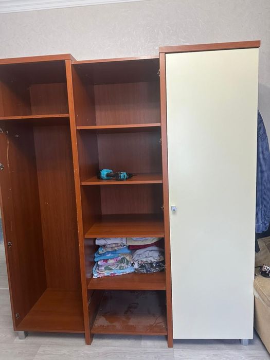 Шкаф трехдверный середина с зеркалом и тумбочка