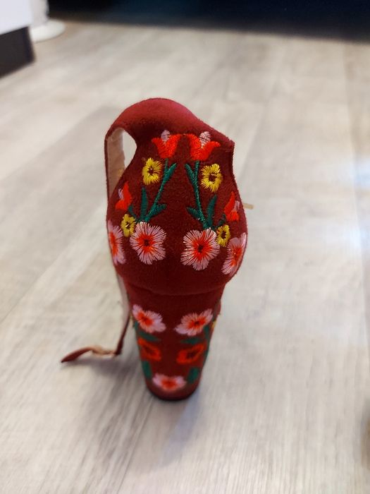 Босоножки на высоком каблуке