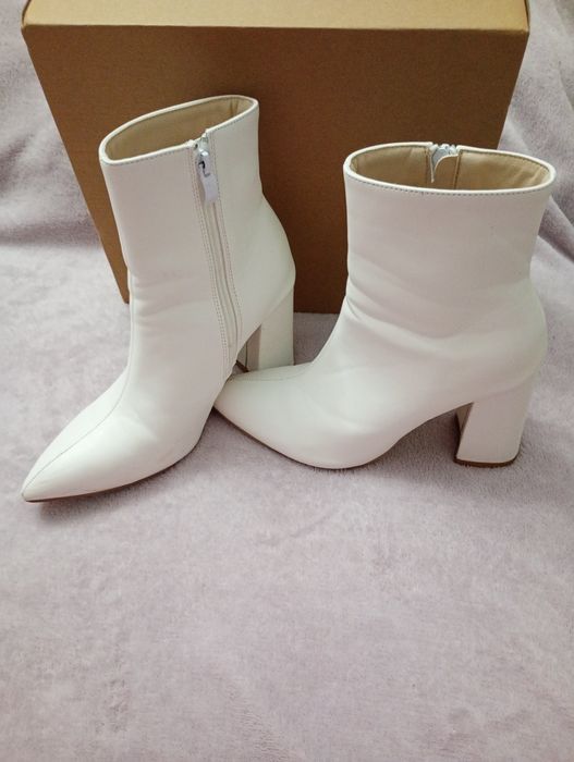 Бели ботуши с ток