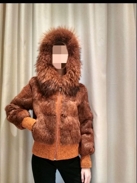 Стилно кожено яке с естествен косъм, с качулка.