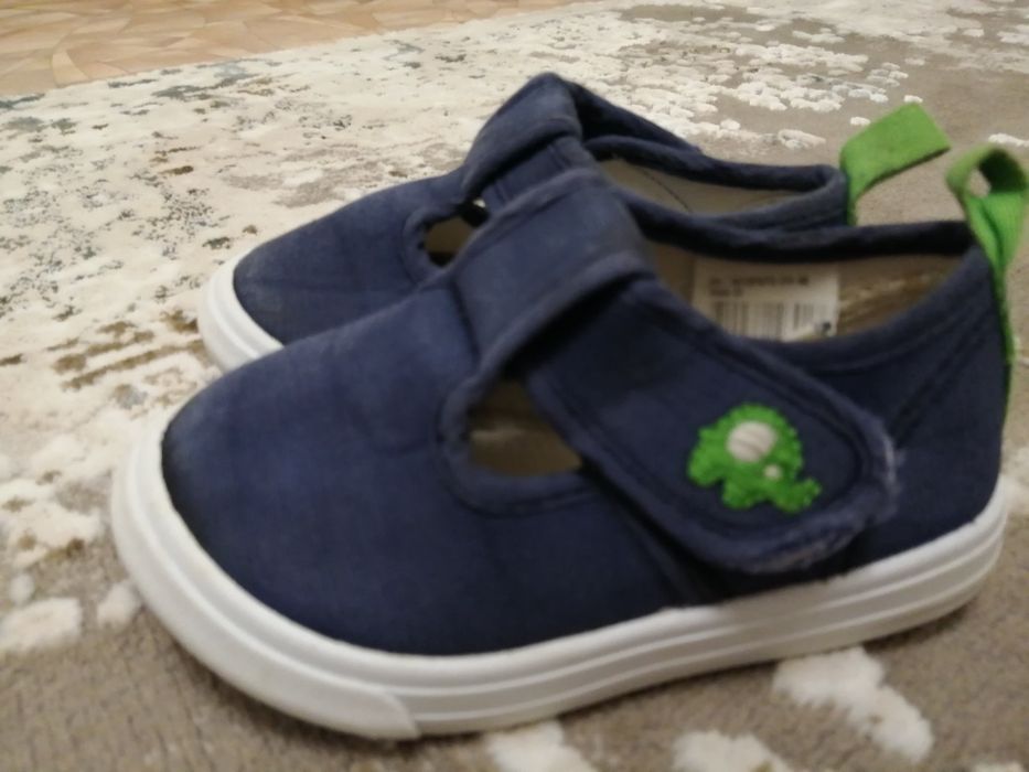 Продам детскую обувь