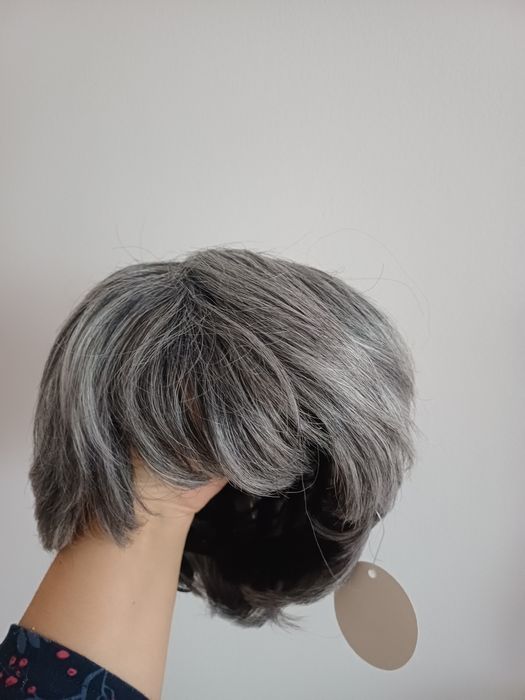Perucă scurtă, Gri argintiu, fibră sintetică cu aspect natural
