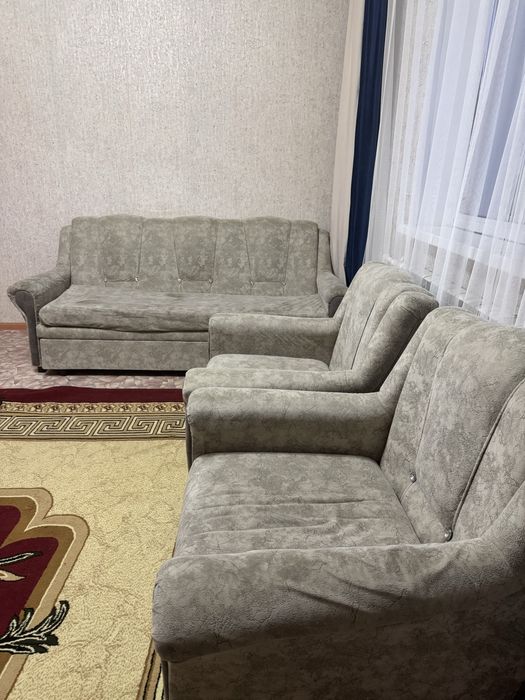 Продам диван с двумя креслами