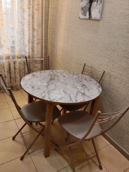 Кухонный стол и стулья