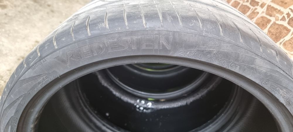 275 30 20 Vredestein