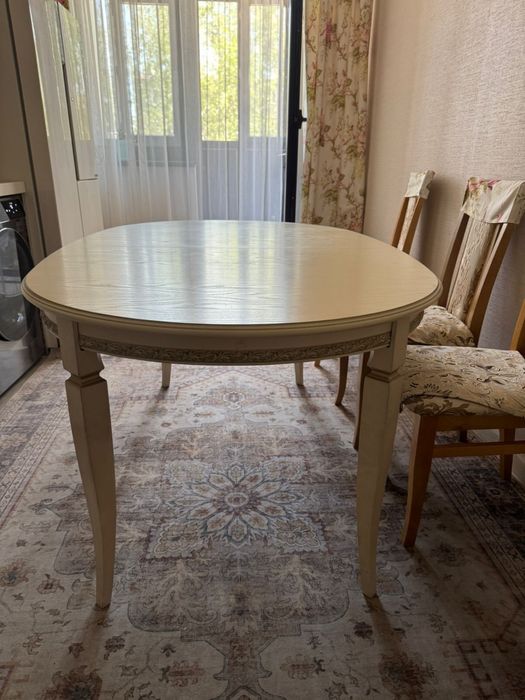 Кухонный стол светлый