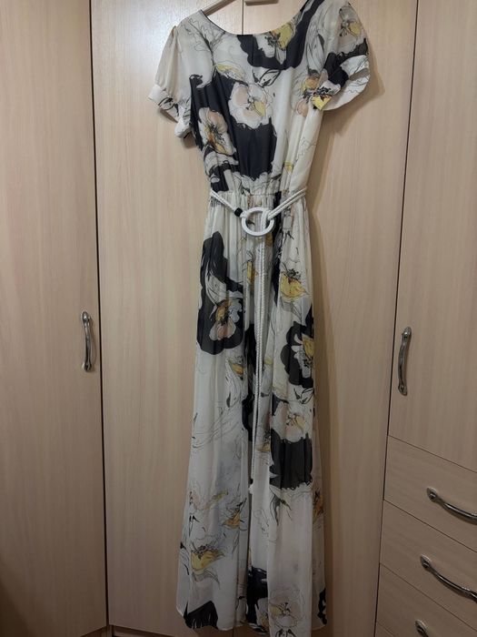 Длинное платье с коротким рукавом