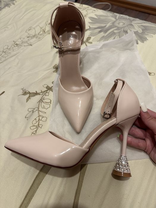 Pantofi cu toc lacuiti 36