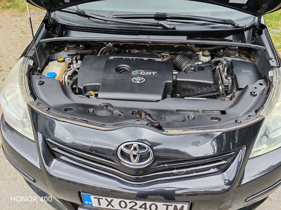 Продавам лек автомобил TOYOTA VERSO в отлично състояние