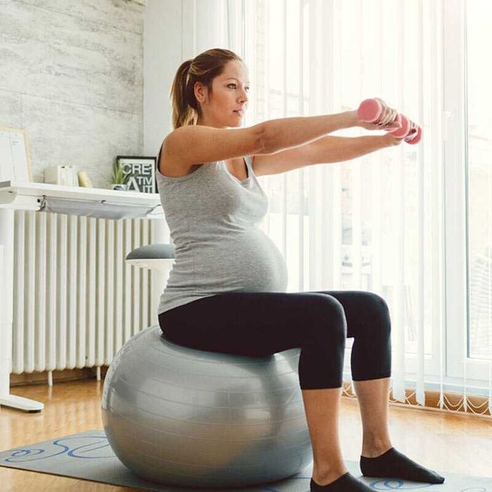 Фитнес топка с ПОДАРЪК помпа за надуване