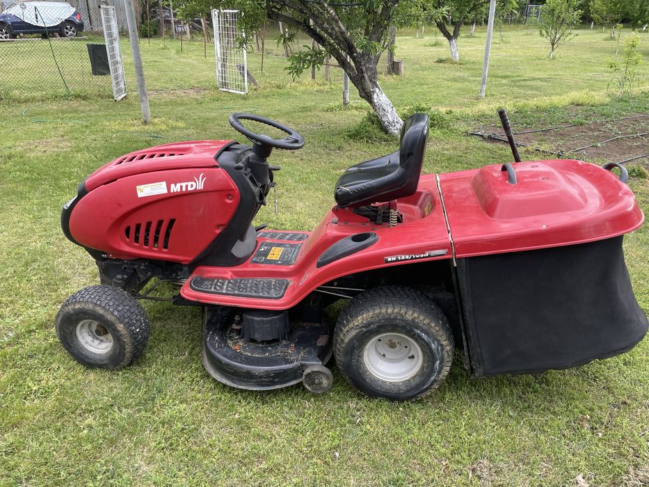 Тракторна косачка MTD , 18 ks, два ножа, хидро задвижване.