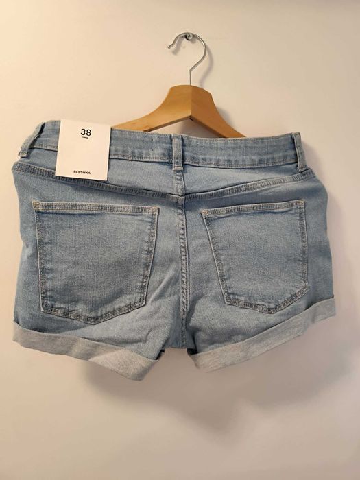 PRET REDUS  -  Pantaloni scurți damă Bershka din denim, bleu deschis, noi cu etichetă, mărimea 38