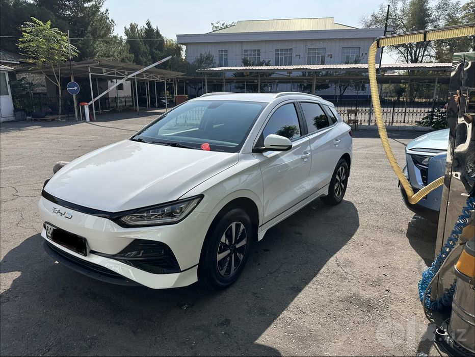 BYD.  E.2.  2023. Yil