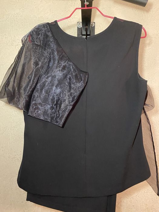 легкий черный костюм