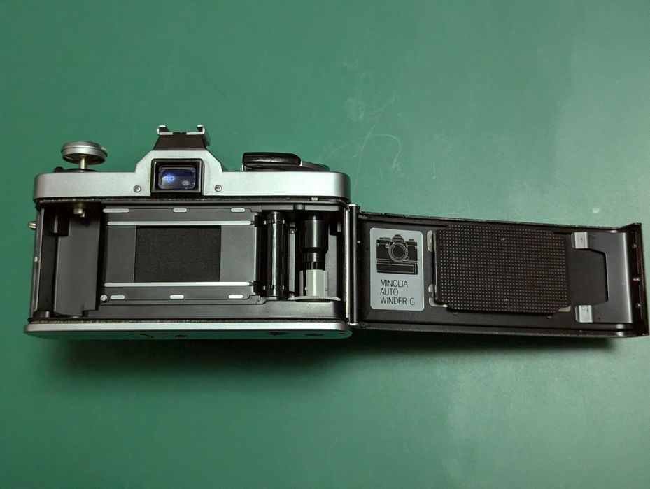 Vand aparat foto pe film Minlota XG9 cu obiectiv Minolta MD Rokkor 50mm 1.4 ( gen 2 ) blitz bonus, functional testat cu film SLR camera vintage