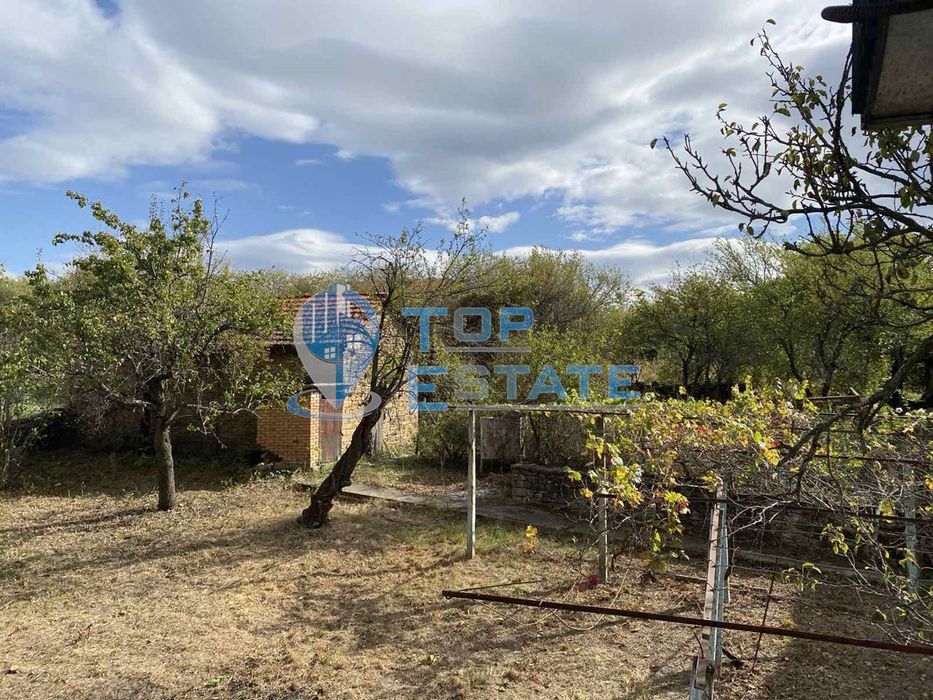 Двуетажна тухлена къща в село Буря, област Габрово