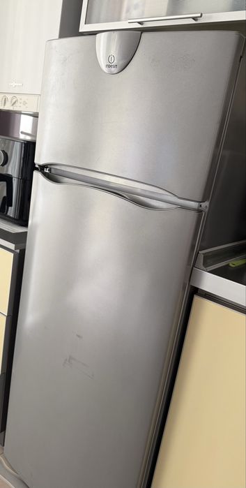 Хладилник с фризер Indesit