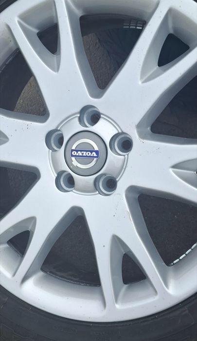 Продавам 4 броя перфектни 18 цолови лети джанти с чисто нови гими