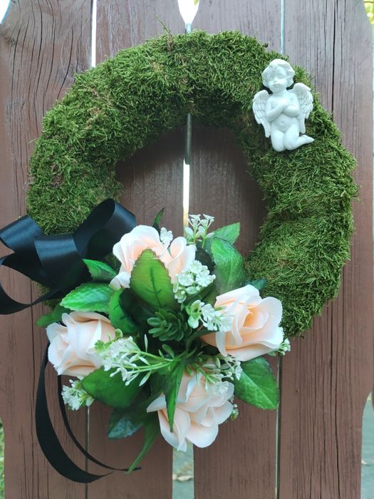 Aranjamente florale și coronite pentru 1 noiembrie