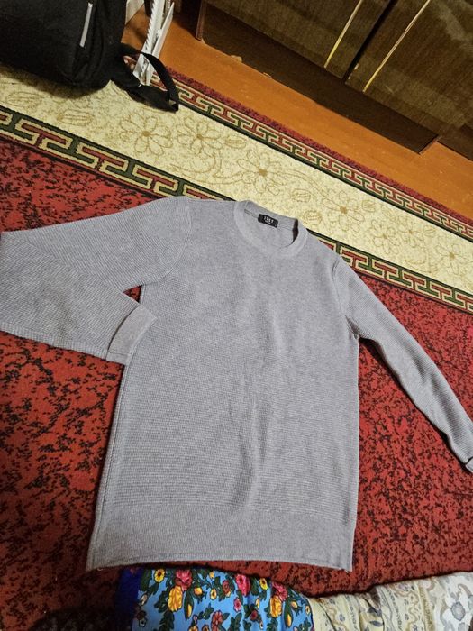 Свитер, джинсы сатылады