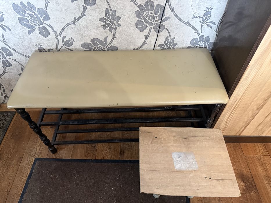 Комод и обувница.