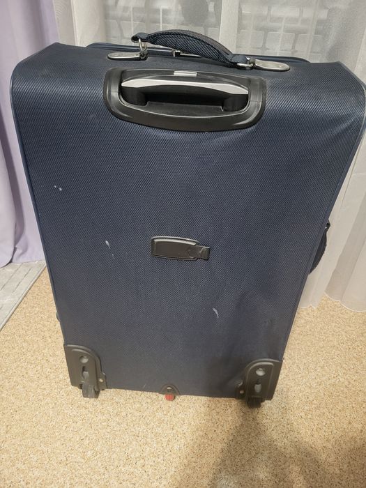 Чемодан большой на колесиках