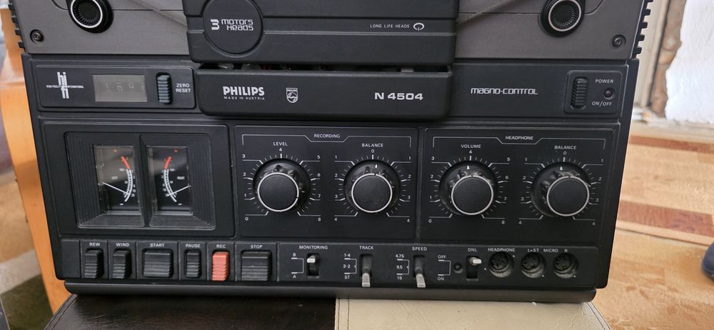Vând magnetofon Philips N 4504