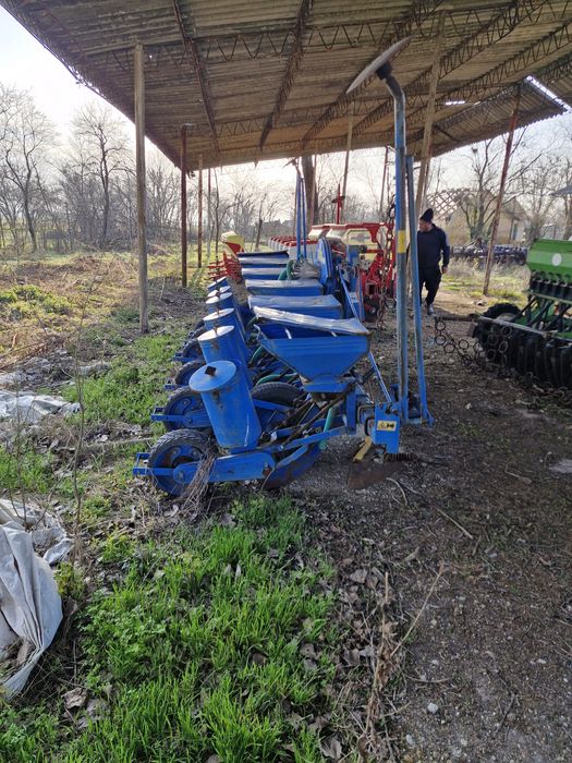 Vând tot ce se vede, doua semanatori si instalatia de erbicidat!