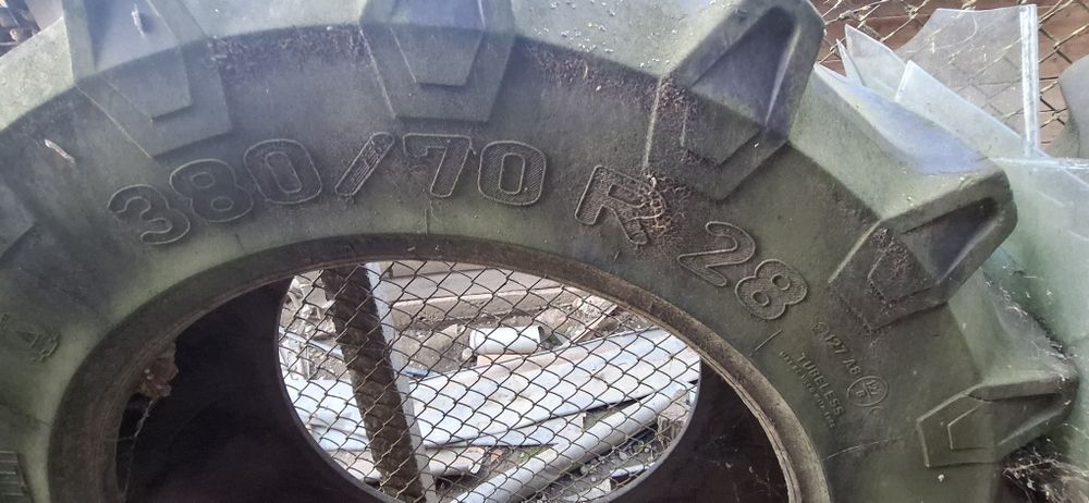 Vând 2 cauciucui tractor