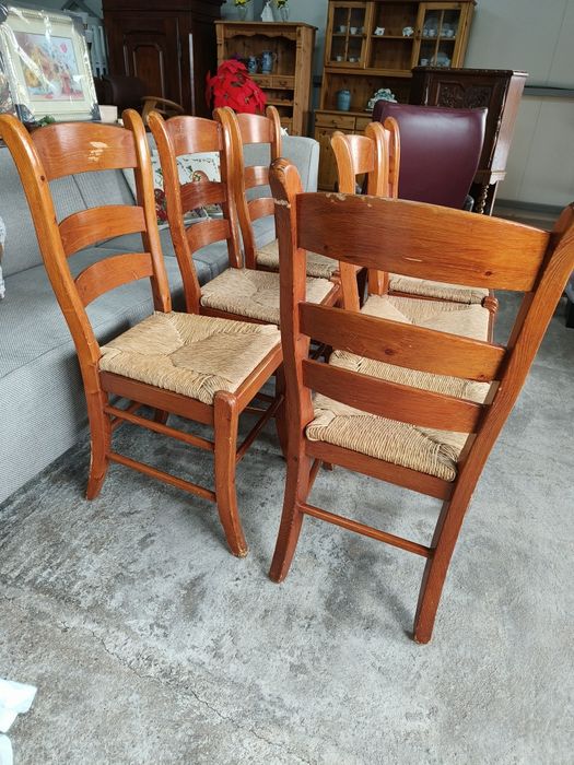 Шест трапезни стола