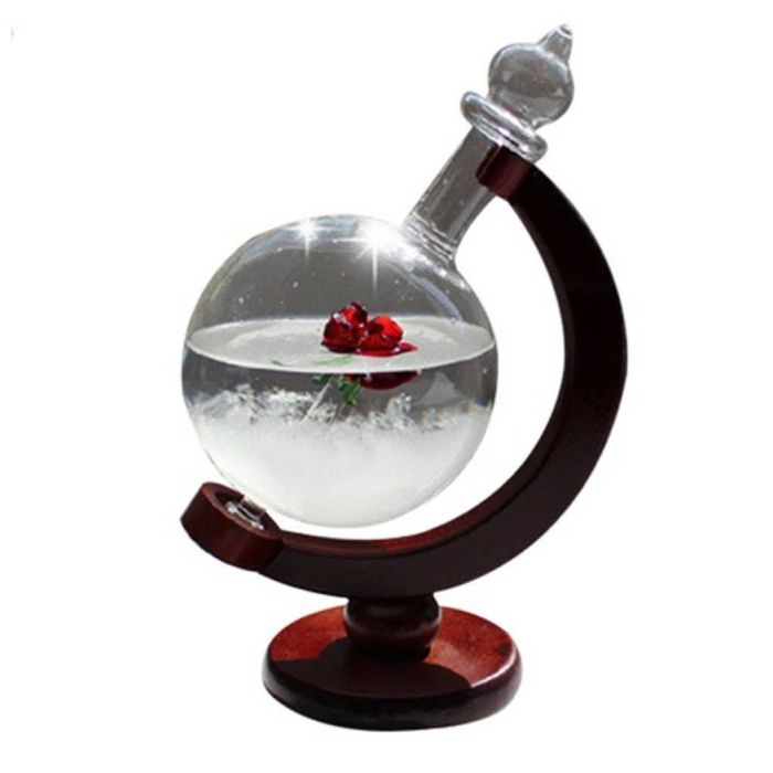 Красив глобус с кристали които предсказват времето