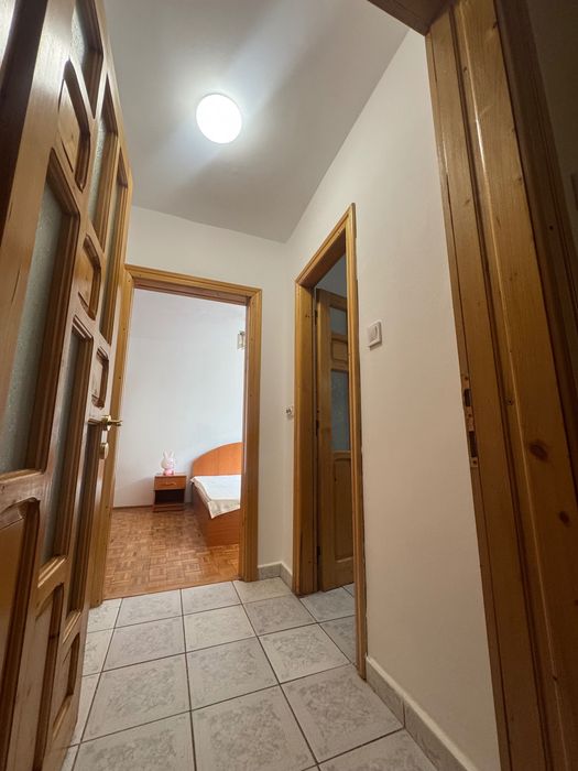 vând apartament cu 3 camere Reșița