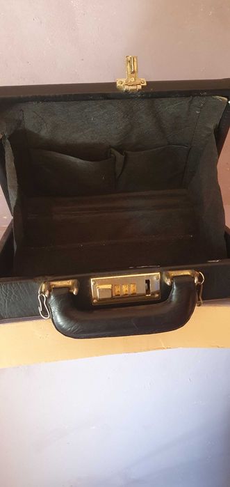 Geanta diplomat cu cifru