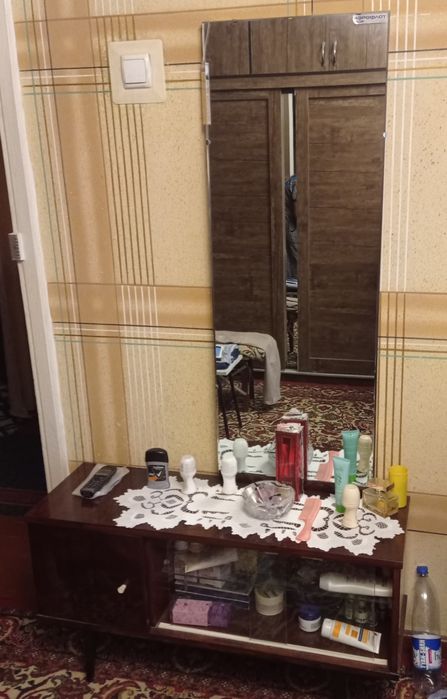 Продается трюмо с зеркалом