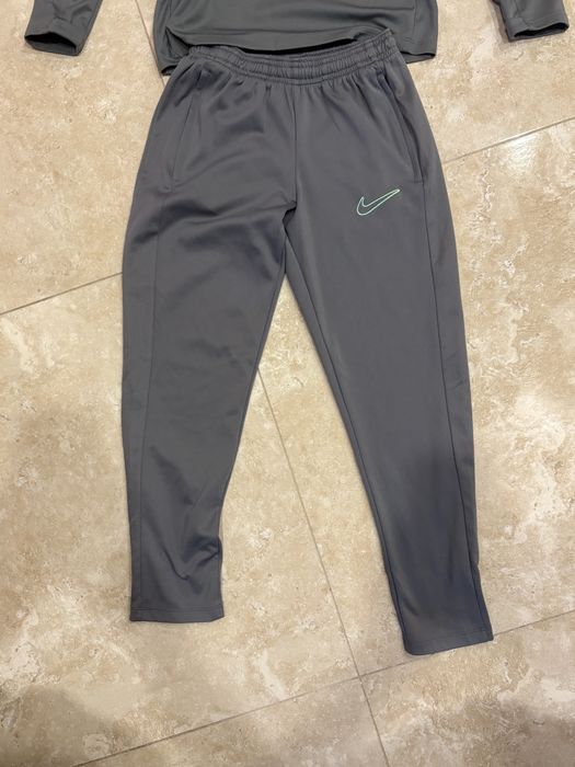 Сив спортен комплект на nike за деца. Размер 137-147